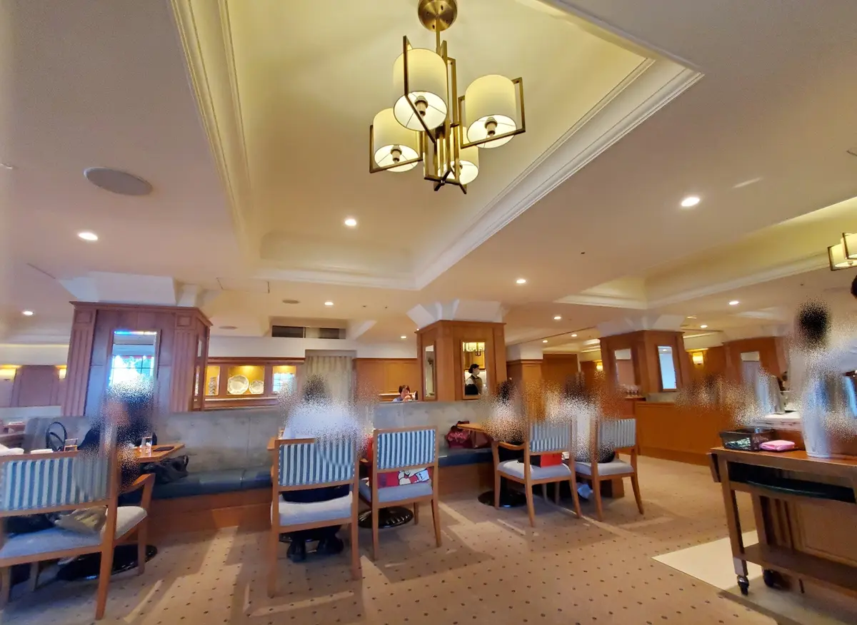 店内も広々として素敵なホテル内カフェです。