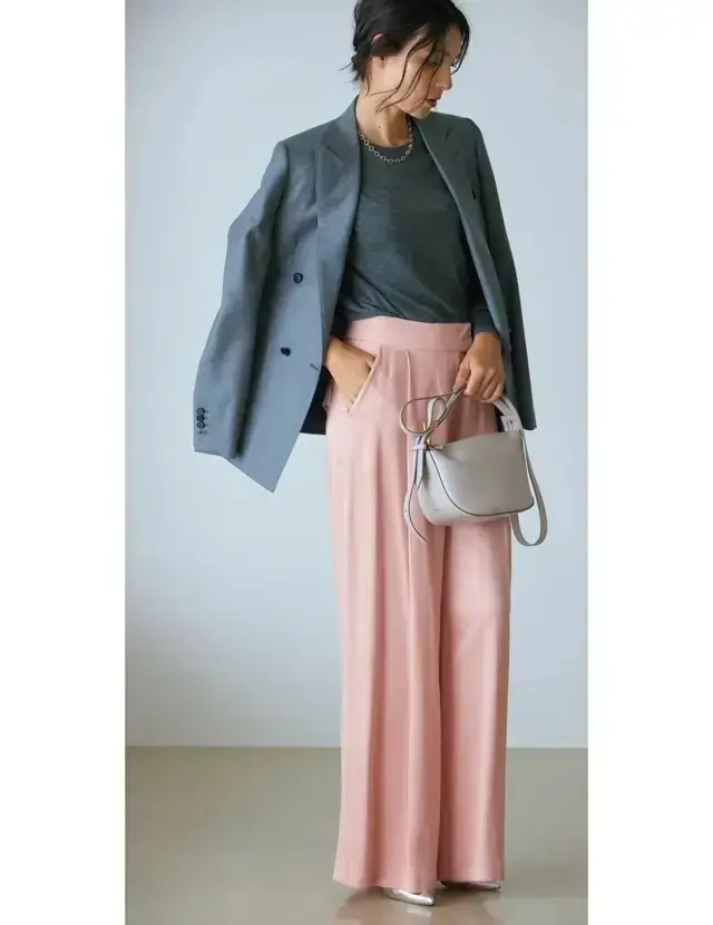 グレーの包容力を味方に冬のピンクに挑戦