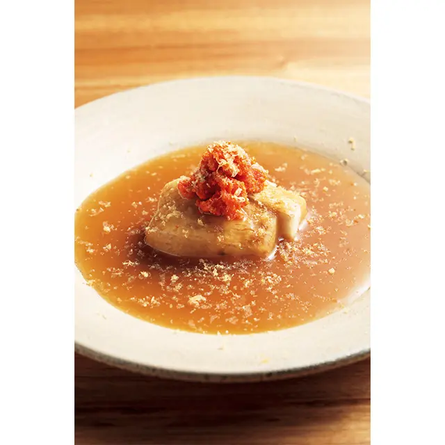 海老芋の唐揚げにトマトの風 味を加えた魚介だしのあんをかけ、仕上げにカニ身と内子、カラスミをトッピング。