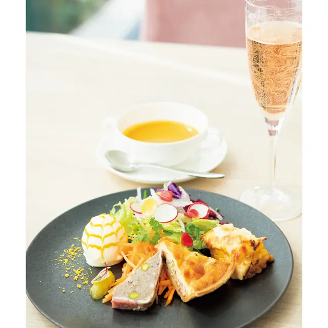 「プレートランチ」￥1980。ウフ・マヨネーズやキ ッシュなどを彩りよくアレンジ。スープとパンつき