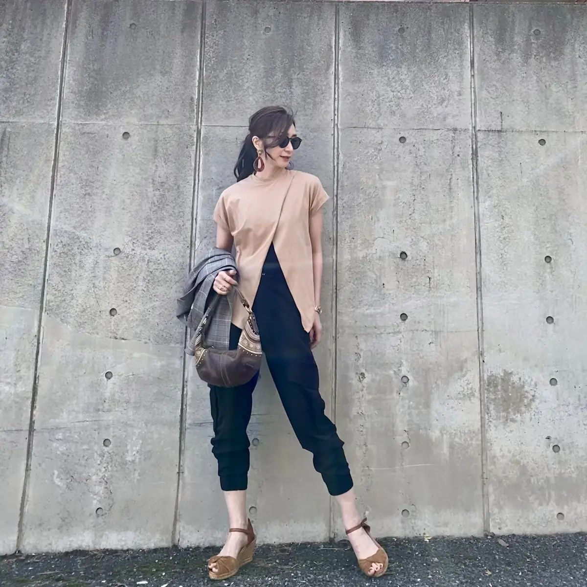 ベージュTにブラックのジャガーカーゴパンツ