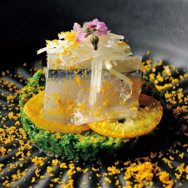 菜の花、きんかん、さよりの前菜。香味油とナンプラーを効かせたしょうゆダレで