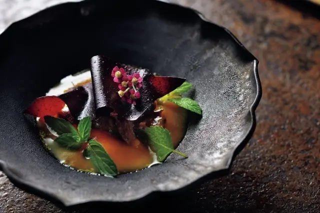 前菜「雪の下人参のチーズクレームブリュレ 足寄・石田めん羊牧場のサウスダウン羊のコンフィ 山葡萄のチュイル」