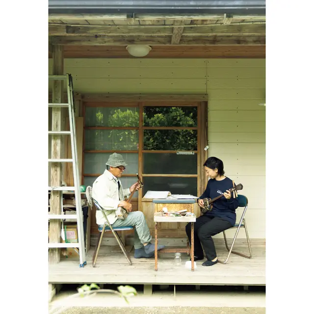 村の＂おじい＂と話したり、植物や祭祀について勉強したり。シェルパ上原里沙さんとの集落散策は、ウチナーグチ（沖縄方言）も楽しい