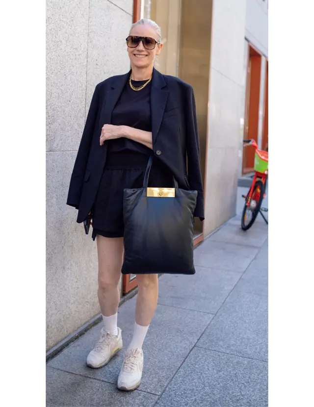 定番のテーラードジャケットとスポーティな要素をプラスしたミニスカートのセットアップ