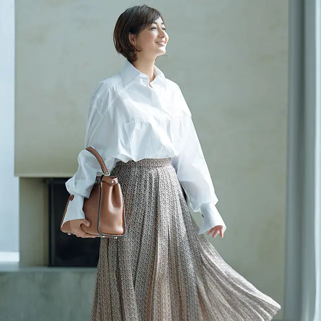 ゆったりオーバーシャツをクラスアップするべっ甲カフスのエレガンス