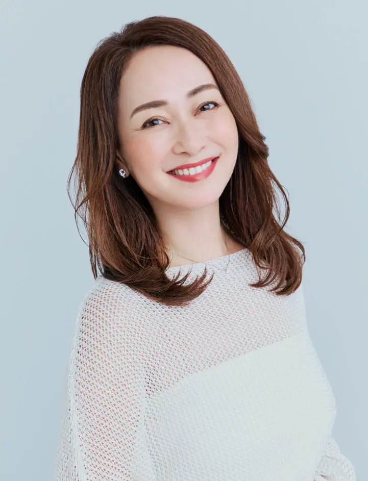 Webエクラ 前から見たミディアムヘアスタイル