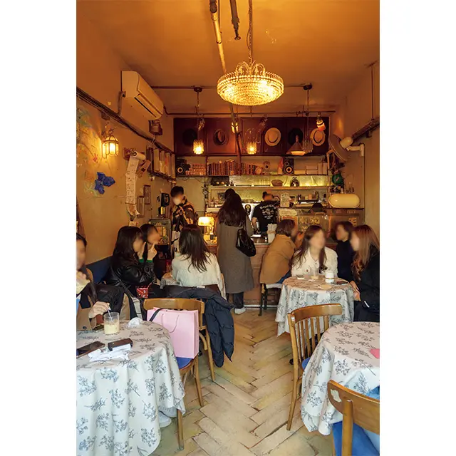 座席数15席ほどのこぢんま りした店内。アンティーク調のインテリアが魅力的