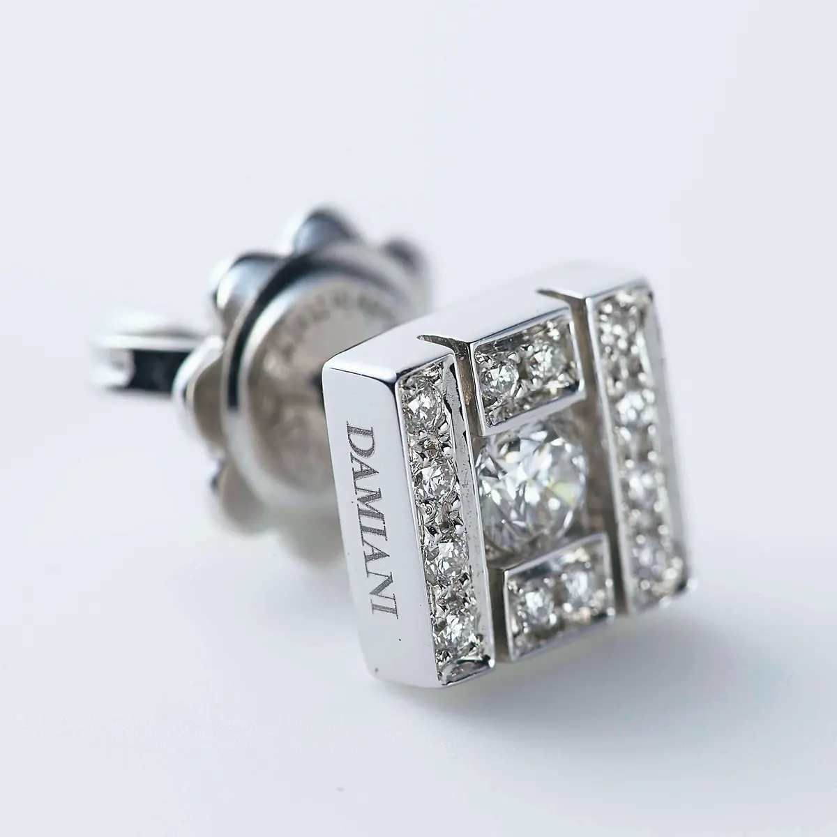 カバーモデル富岡佳子さんが纏う「DAMIの画像_6