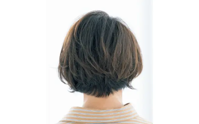 うねりグセをカバーするサイドパートのショートヘア