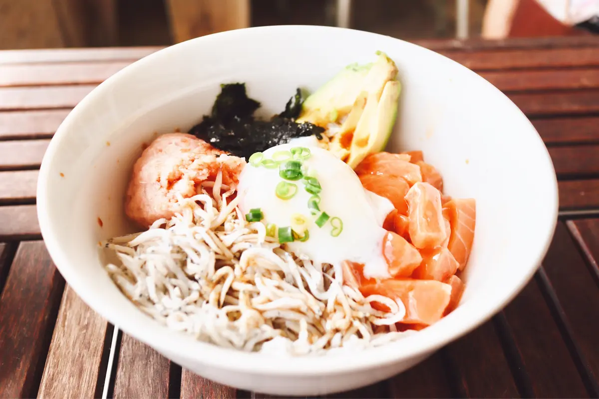 カフェ。Southern beach Cafe。サザンビーチカフェ。テラス席。茅ヶ崎。サザンビーチ。湘南スタイル　ネギトロポキボウル。茅ヶ崎産しらす。サーモン。ネギトロ。丼。どんぶり。ネギトロ丼。ポキ丼。