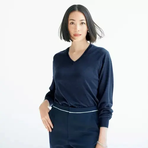 村山佳世子×SLOANE　ウールシルクカシミヤVネック￥29,000+税