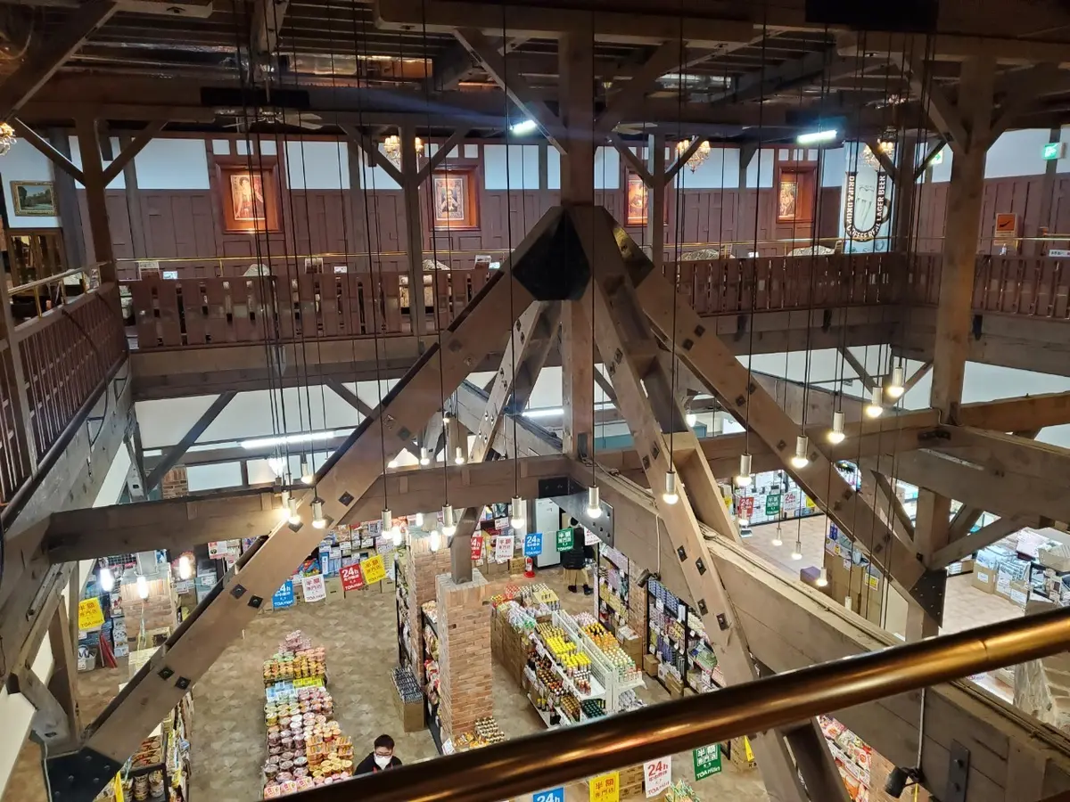 吹き抜けになっていて2階のカフェから1階の店内が見下ろせます