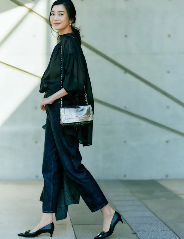 【50代をきれいに見せるデニムコーデ】“黒ブラウス”と合わせればきれいめデニムスタイル完成！