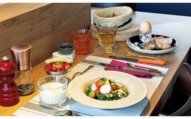 隣接する「エスタミネOctave」はキッチンとカウンターが備わるサロン。