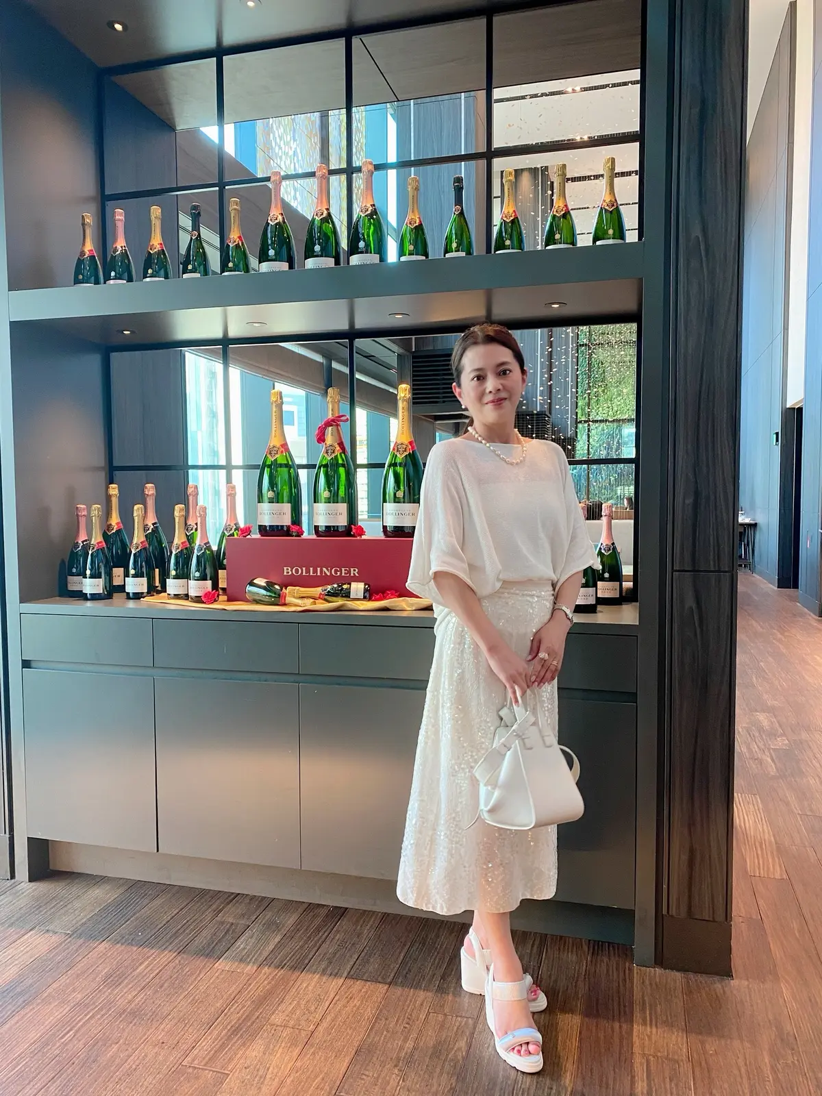 イタリア製ニット×スパンコールスカートの大人オールホワイトコーデ