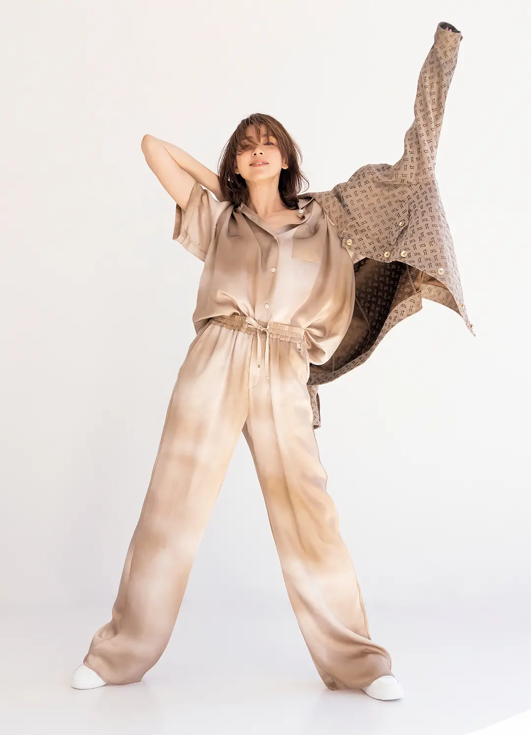 ラグジュアリーなシルクと洒脱なベージュが、大人の余裕を香らせる