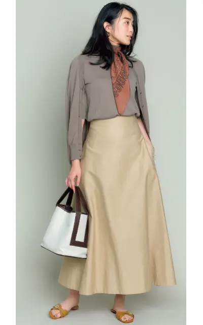 張りのあるチノ素材がトラッドな雰囲気のベージュスカート