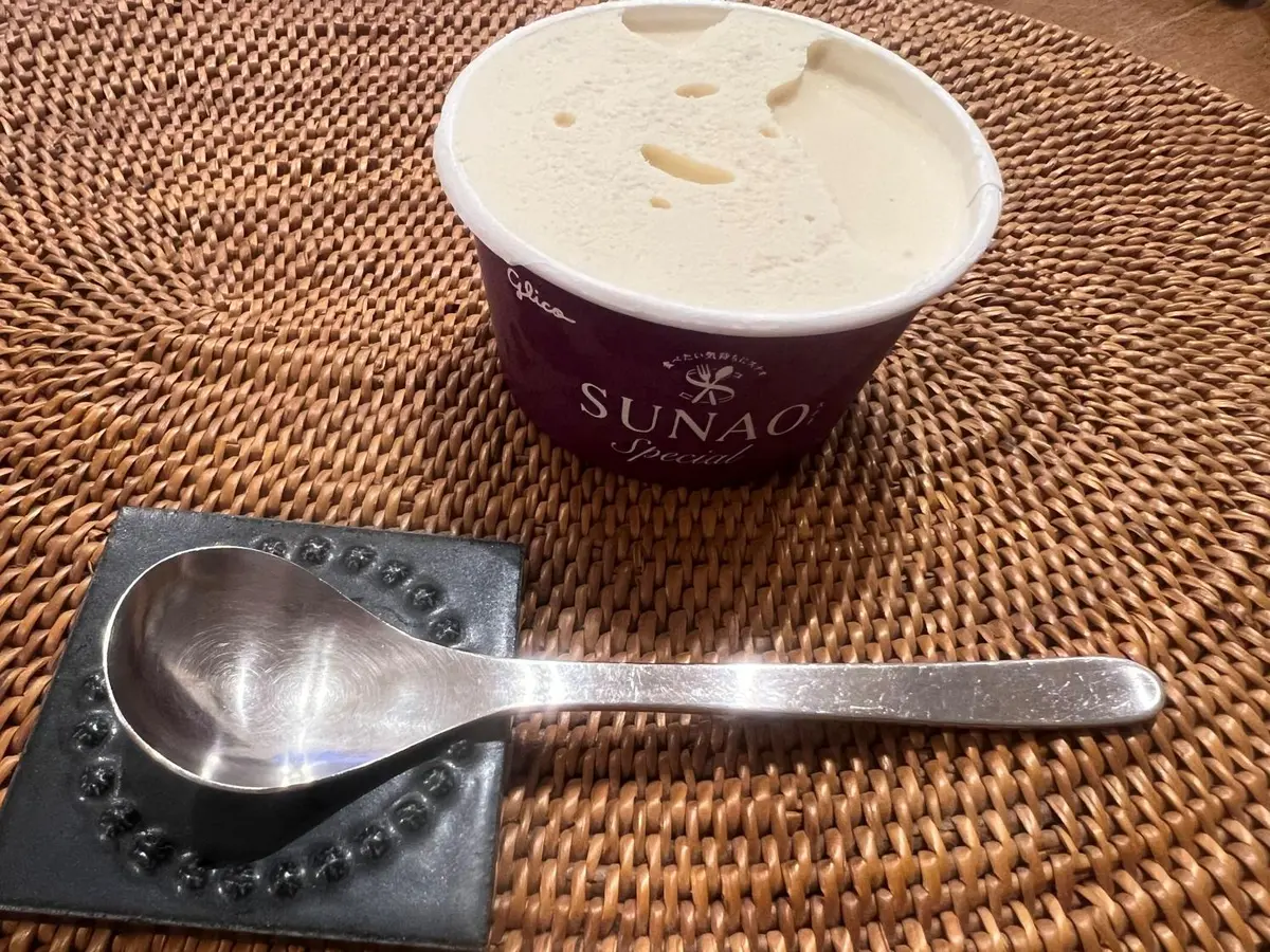 OurAge×Webエクラ　2日目は、グリコ「SUNAOスペシャル＜ラム レーズン＞」（116ml／糖質9.9g）。