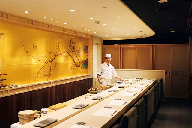 檜のカウンター。大将の山田哲広氏は“ザ・江戸前の鮨職人”といった風情で、とても穏やか