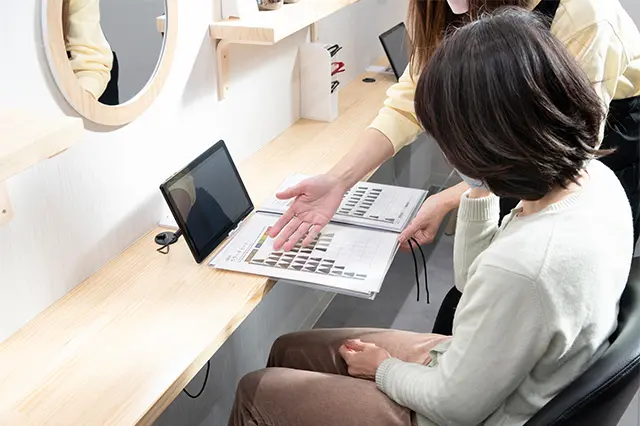 赤み系も青み系も揃う豊富な色味から、好みのカラーを担当美容師さんとカウンセリング。