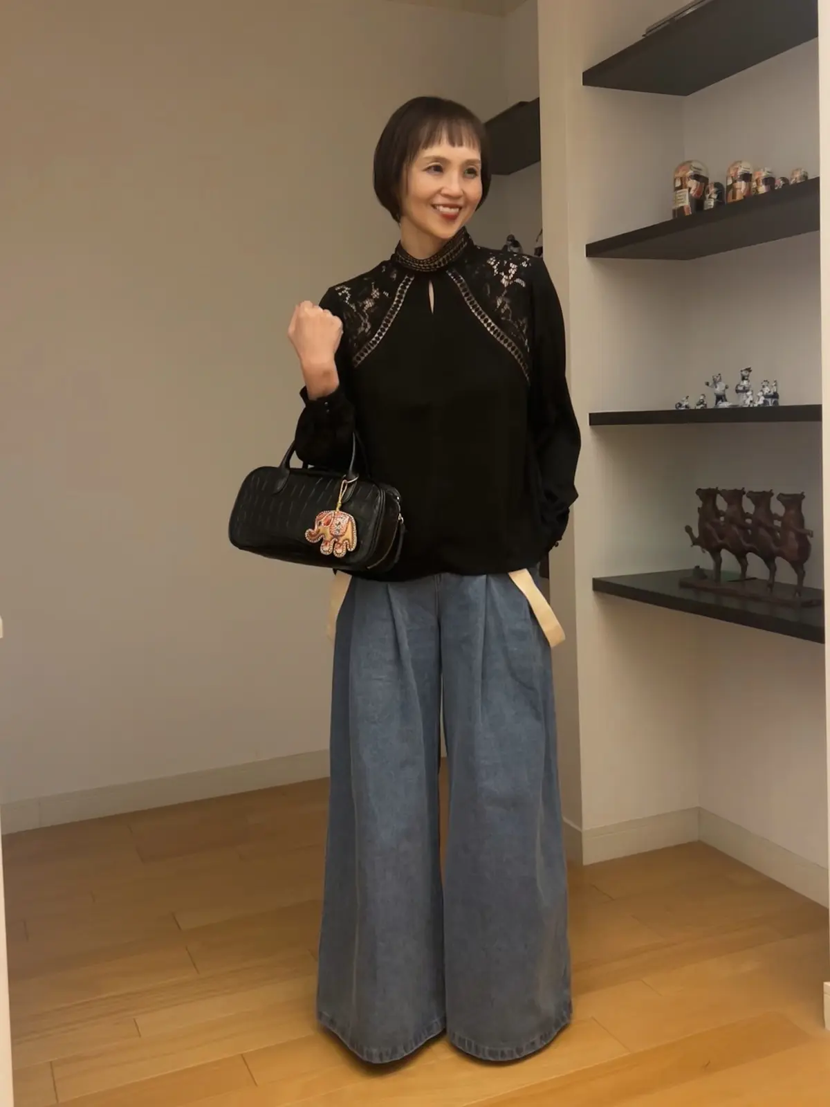 アラフィフランチコーデ　アラフィフデニムコーデ　大人カジュアル　ワイドデニム　自撮り　オン眉　ミニボブ　サスペンダー　サスペンダー付きワイドパンツ　黒ブラウス　アラカンコーデ　アラカンファッション