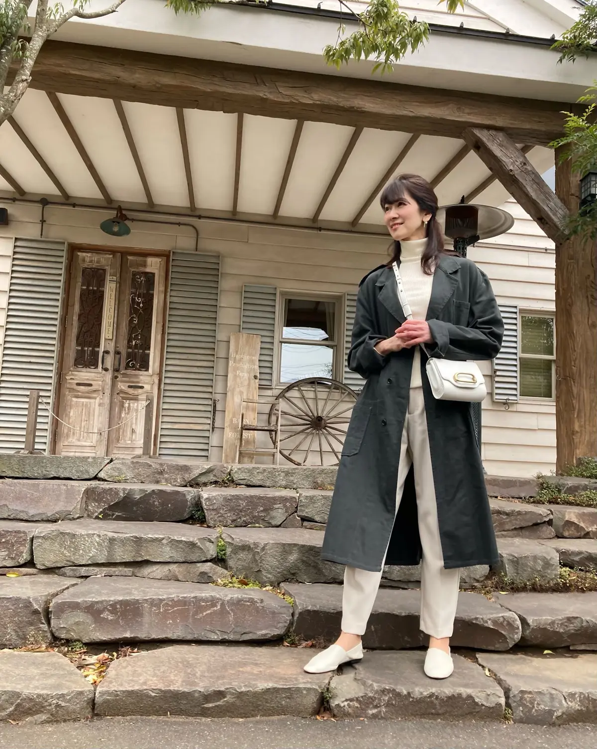 ホワイトワントーンカラーをひきしめてくれるカーキのコート