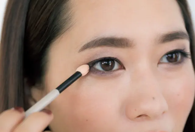 下まぶたで目の縦幅を拡大するメイクプロセス