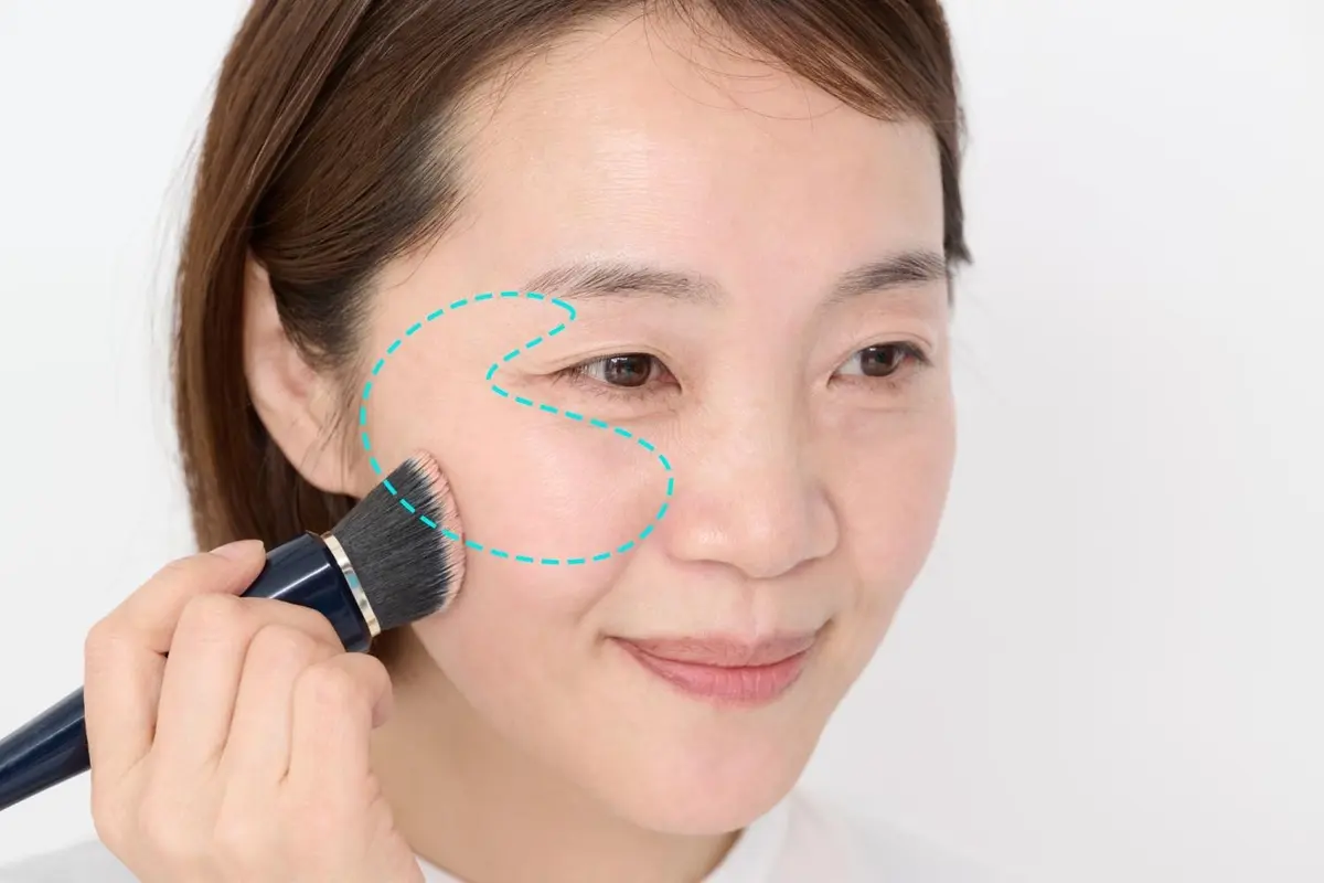OurAge×Webエクラ 50代チーク塗り方　シミ隠し 混ぜたチークを広範囲に、「勾玉形」に塗ります