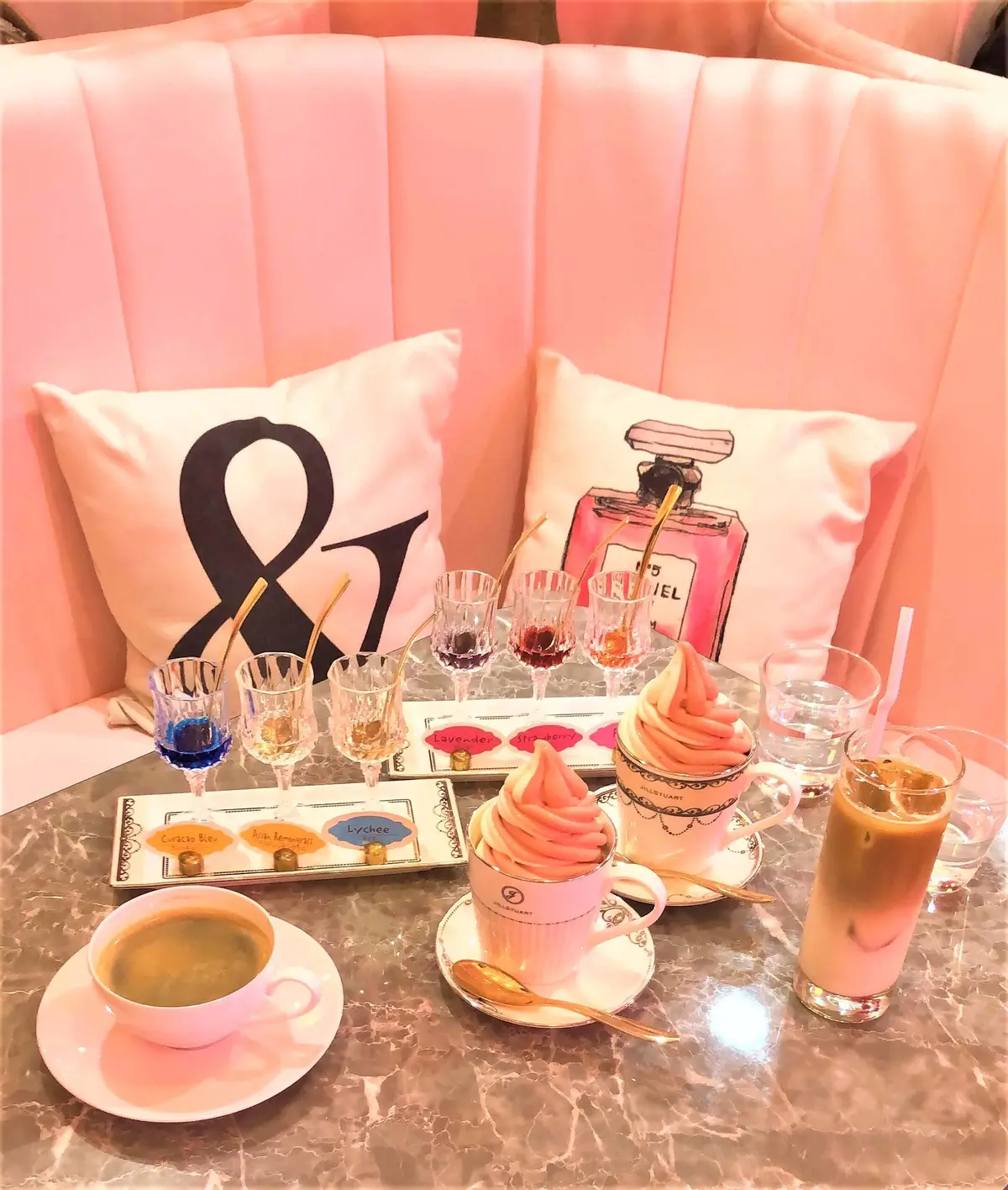 「リキューム原宿」。ソフトクリームにリキュールかけて食べる。カフェ。ピンクのソファ席。