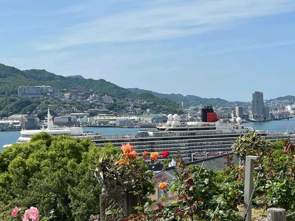 グラバー園から眼下に見えるクイーンエリザベス号
