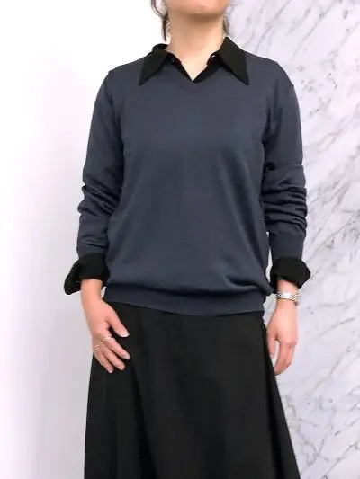 村山佳世子×SLOANE 【スタイリスト村山佳世子さん別注】ウールシルクカシミヤVネック ￥31,900（税込）