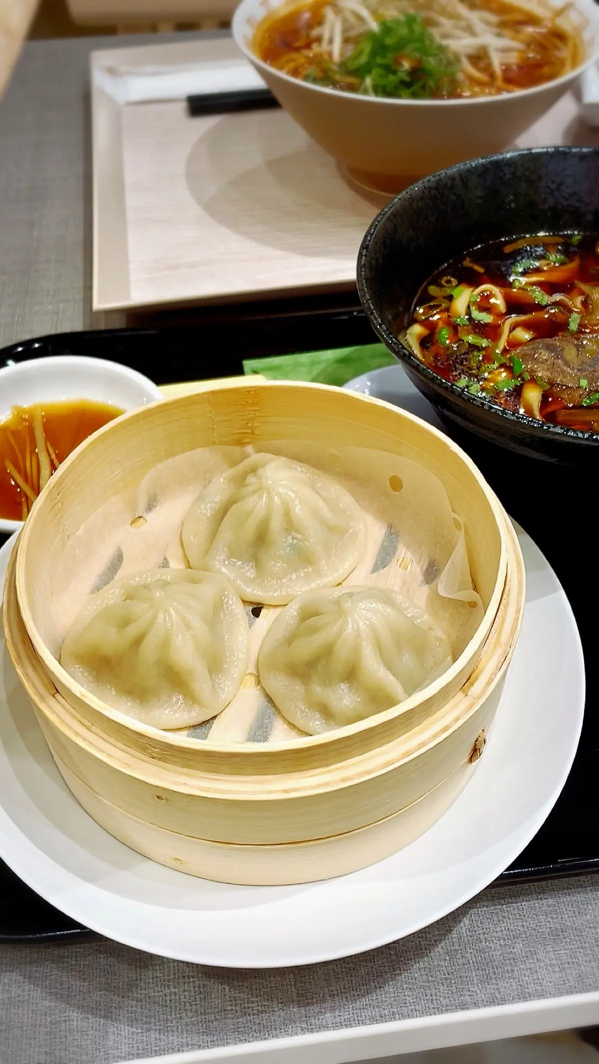 白、ワンピース、白ワンピース、かごバッグ、SHEIN、 Fang  Fa、三井ショッピングパーク、ららテラス北綾瀬、ショッピングモール、商業施設、フードコート、担々麺、海老ラーメン、海老味噌ラーメン、甘エビ味噌ラーメン、ピリ辛ラーメン、牛肉麺、台湾牛肉麺、グァバジュース、台湾牛肉麺、グルメ、台湾グルメ、小籠包、飲茶、台湾飲茶、B級グルメ、本格的、中華、中華街グルメ、北海道グルメ、東京初出店、札幌味噌 Fuji 屋、横浜中華街、 台湾美食店 886食堂、台湾牛肉麺 小籠包セット、