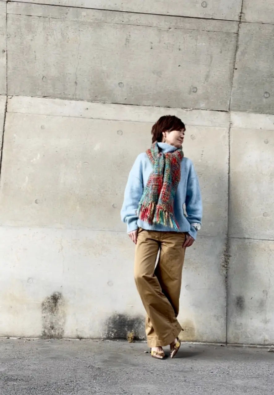 青空色のセーターを着て冬の街にGOの画像_2