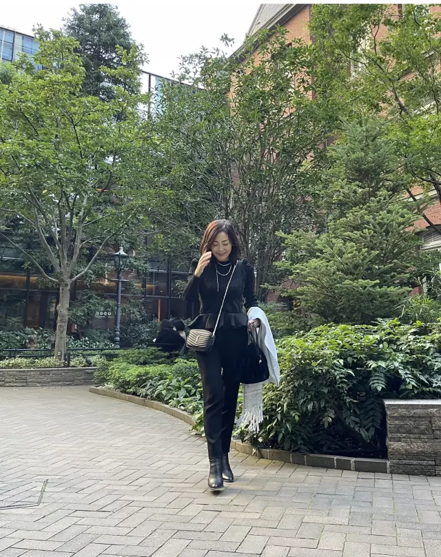 ブラックパンツコーデでランチデートの画像_3