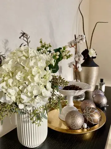 クリスマスの飾りつけお花とオーナメントとポプリ