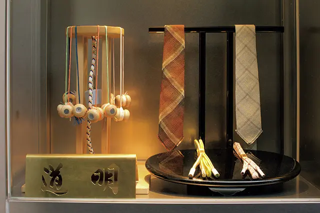 左は組紐を組む道具