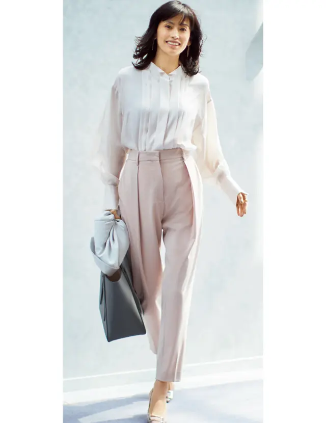 マニッシュなパンツスタイルも、桜色ベージュで春らしく華やかに