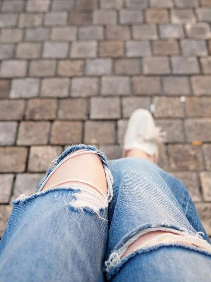 ダメージデニム　ZARAジーンズ　ZARAシューズ　ホワイトシューズ