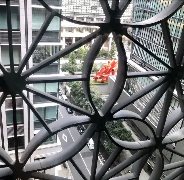 柿の葉崩しモチーフから見えるモニュメント