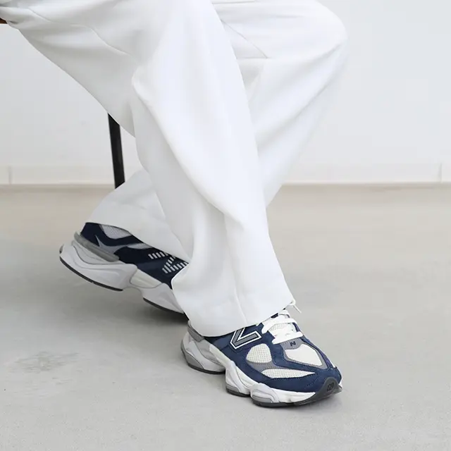 ネイビー＋ホワイトのさわやかな色合わせを、重ね着で旬バランスに