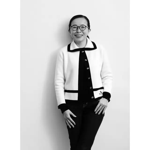 作家 酒井順子さんの写真