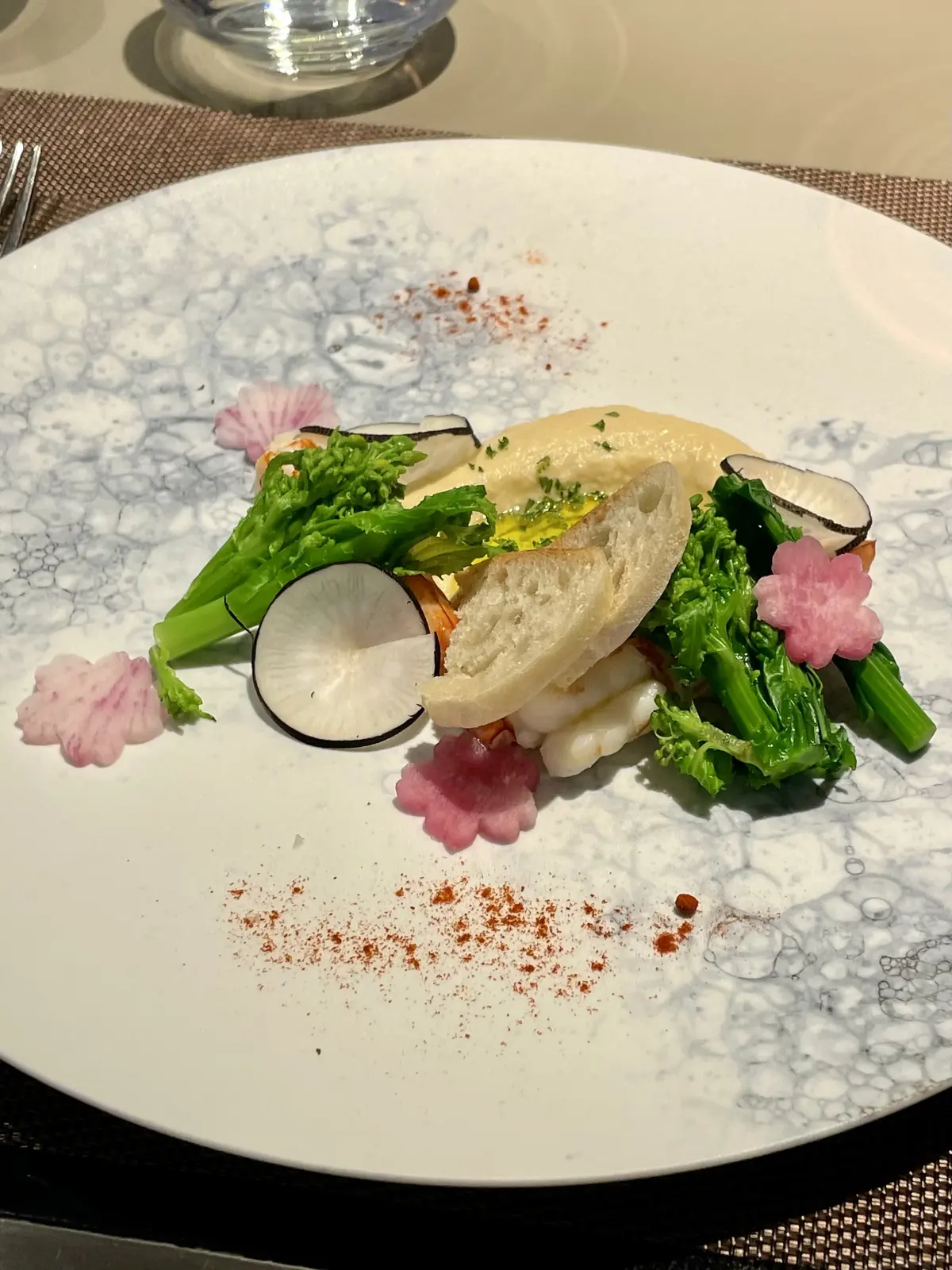 The Prince Sakura Tower Tokyo、ザ・プリンス さくらタワー東京、リストランテカフェ チリエージョ、ワイン、ビール、スパークリング、スパークリングワイン、シャンパン、ロゼ、クランベリージュース、乾杯、パーティー、前菜、菜の花、海老、大根、桜型、花形、マリネ、フムス