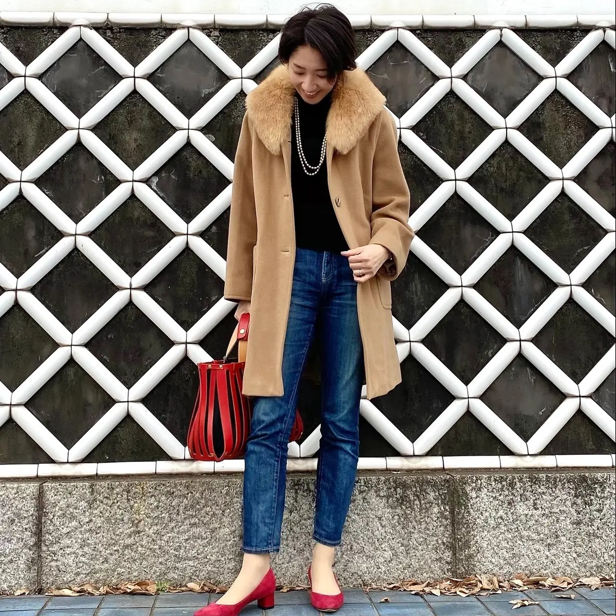 カジュアルな服装にファー付きコートの組み合わせ