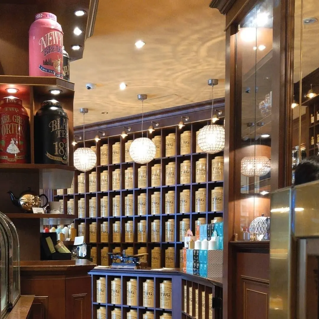 紅茶の缶が並ぶ素敵な店内の様子
