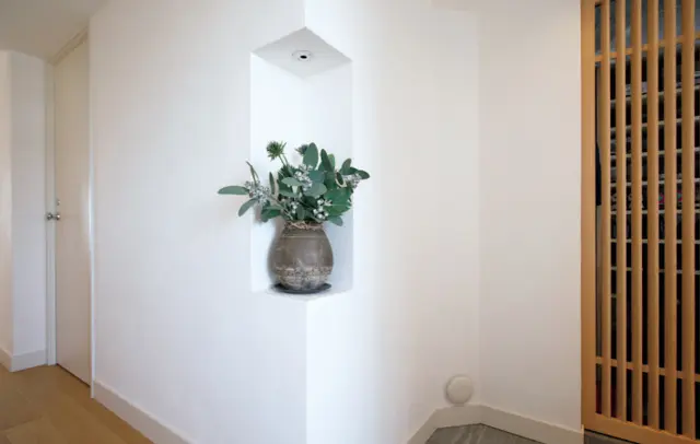 玄関の格子戸の奥がシューズクロゼットに。