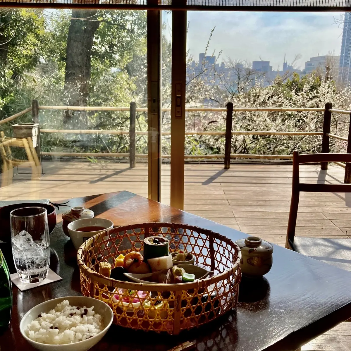 テラスをのぞむテーブル