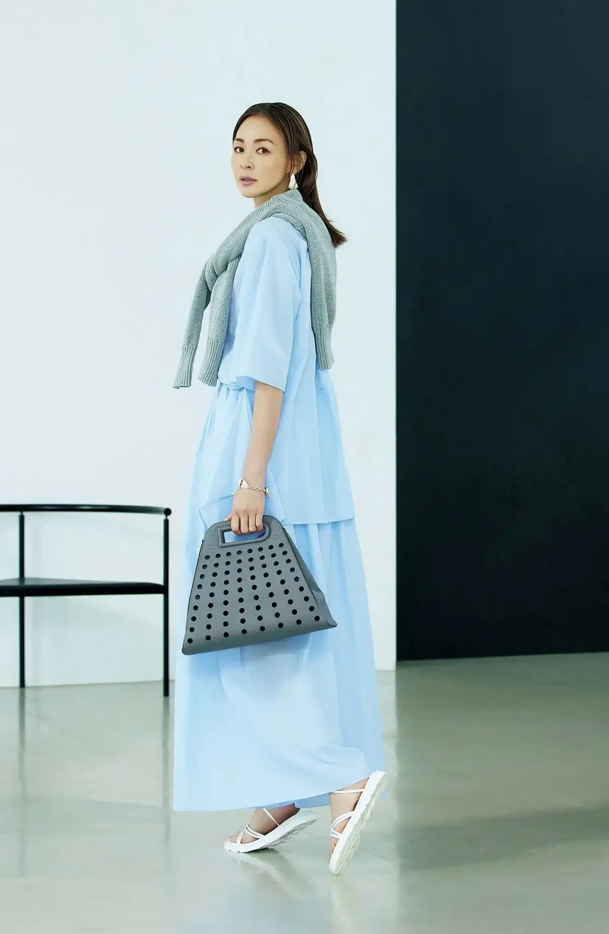 さわやかなブルーに品格グレーをちりばめて、上質な印象美をきわだたせて