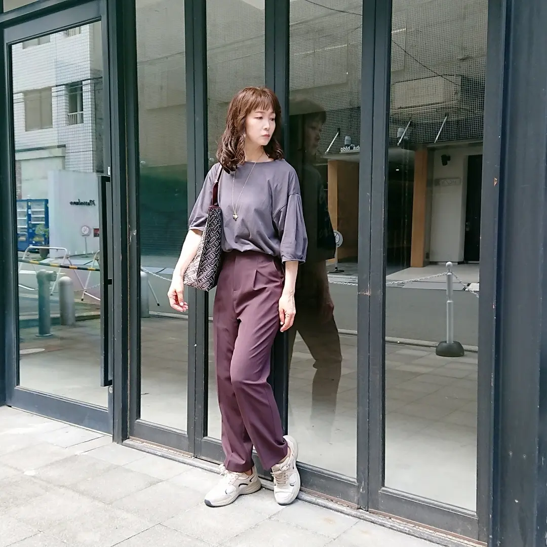 グレーTシャツ   ブラウンパンツ  ベージュスニーカー