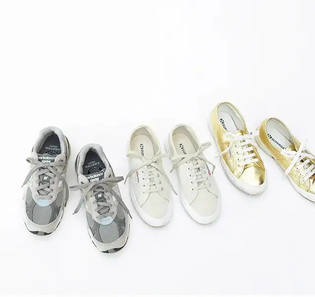 【富岡佳子 最新ファッション】デニムにもあわせやすい「スニーカー」